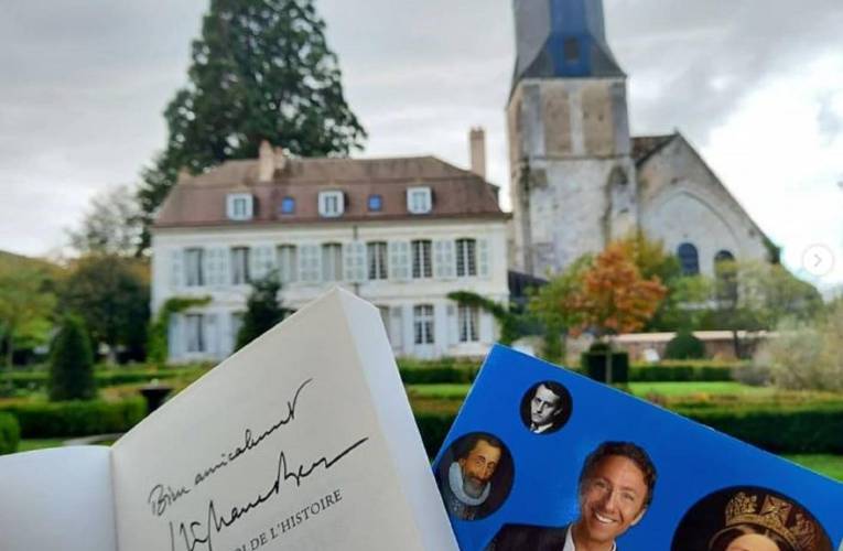 Stéphane Bern est propriétaire de l’ancien Collège royal et militaire de Thiron-Gardais. crédit photo : Capture d’écran Instagram @collegeroyal_thirongardais
