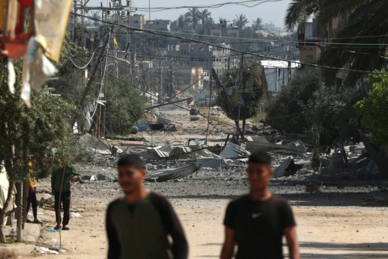 Des Palestiniens au milieu de bâtiments détruits par d frappes israéliennes à Nousseirat, dans le centre de la bande de Gaza, le 12 avril 2024 ( AFP / - )