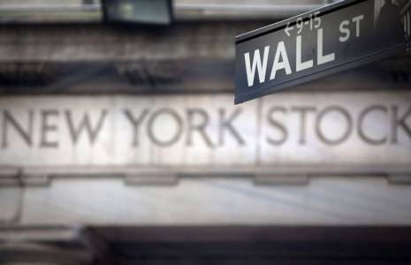 Photo d'archives du panneau de Wall Street devant la Bourse de New York