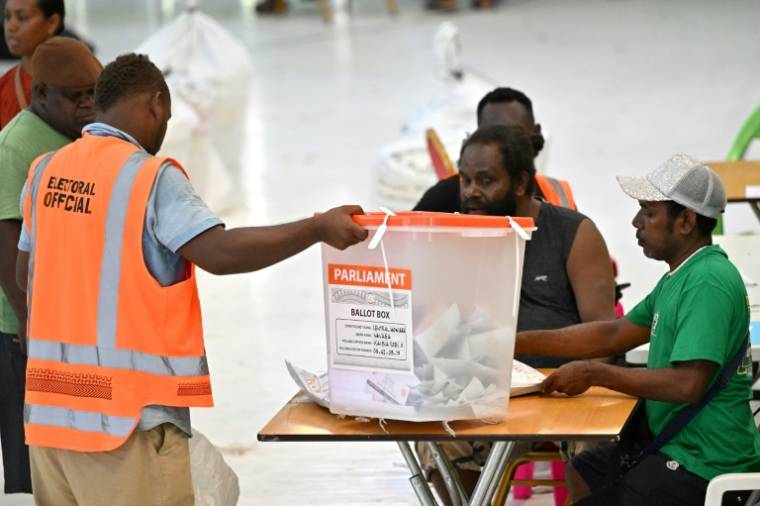 Des agents électoraux dans un centre de dépouillement des votes à Honiara, la capitale des îles Salomon, le 18 avril 2024 ( AFP / Saeed KHAN )