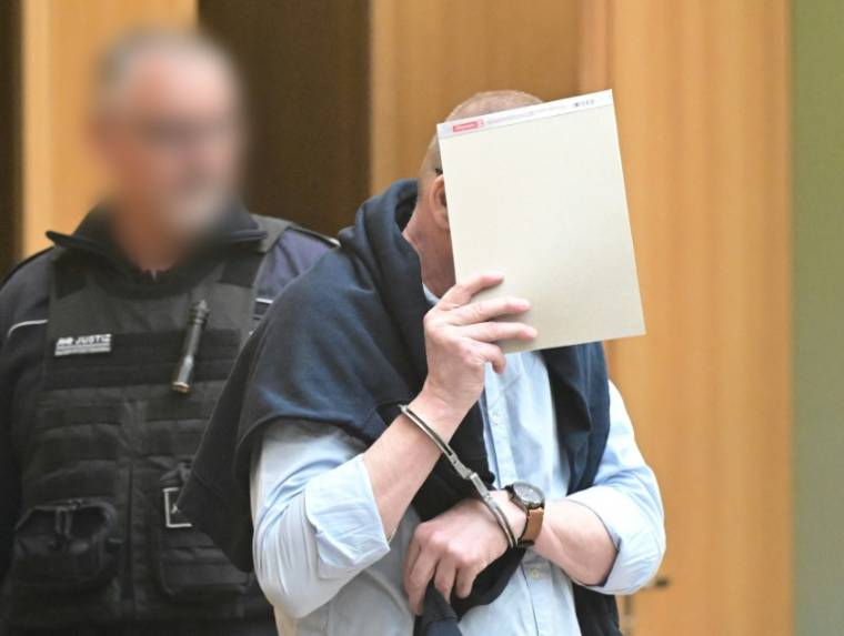 L'un des neuf suspects, accusés d'appartenir à un groupuscule extrémiste prêt à un coup d'Etat, arrive dans la salle d'audience du tribunal de Stuttgart (sud-ouest), le 29 avril 2024 ( POOL / Bernd Weißbrod )