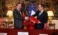 Le ministre français des Armées Sébastien Lecornu (d) et son homologue allemand Boris Pistoirus lors de la signature de l'accord MGCS, le 26 avril 2024 à Paris ( AFP / Thomas SAMSON )