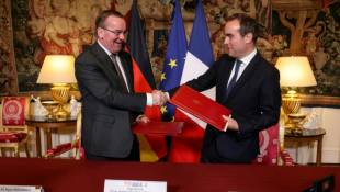 Le ministre français des Armées Sébastien Lecornu (d) et son homologue allemand Boris Pistoirus lors de la signature de l'accord MGCS, le 26 avril 2024 à Paris ( AFP / Thomas SAMSON )