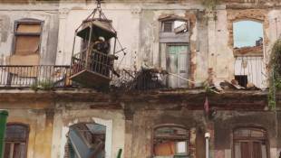 Cuba: les secours interviennent dans un immeuble après un effondrement