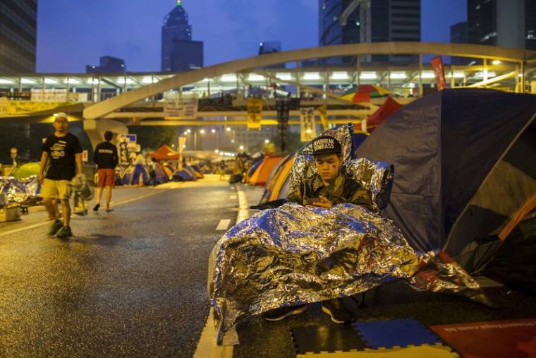 RETOUR AU CALME À HONG KONG APRÈS DE NOUVEAUX INCIDENTS NOCTURNES