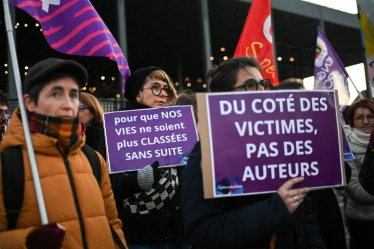 Des militantes féministes manifestent contre le sexisme, devant le palais de justice de Nantes, le 11 janvier 2024 ( AFP / Sebastien SALOM-GOMIS )
