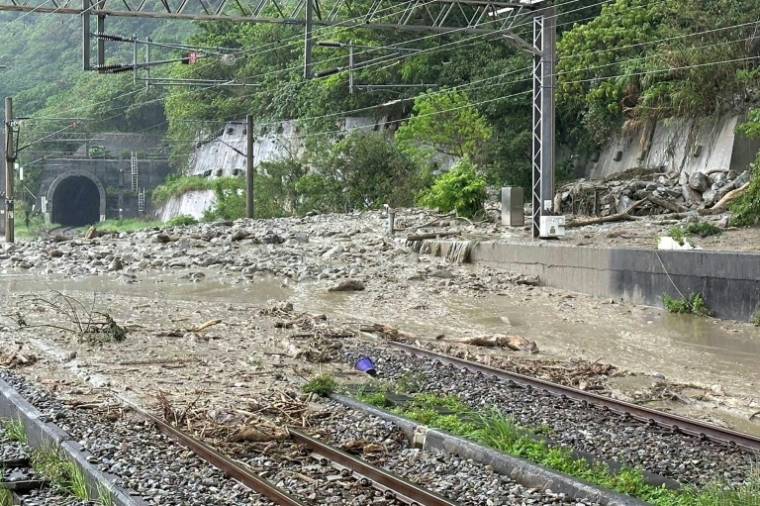 Des chutes de pierre sur une voie ferrée après un tremblement de terre à Hualien, à Taïwan, le 22 avril 2024 ( CNA / - )