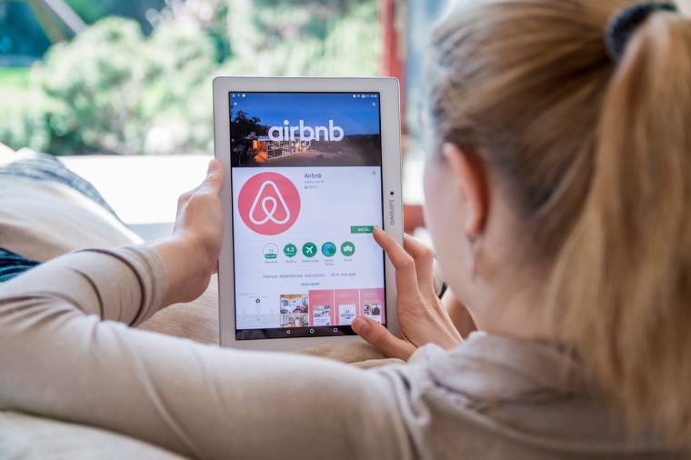 Le développement des plateformes numériques de type Airbnb a conduit à une explosion des locations de courte durée et accentué les déséquilibres sur certains marchés locaux du logement (Crédit photo : Shutterstock)