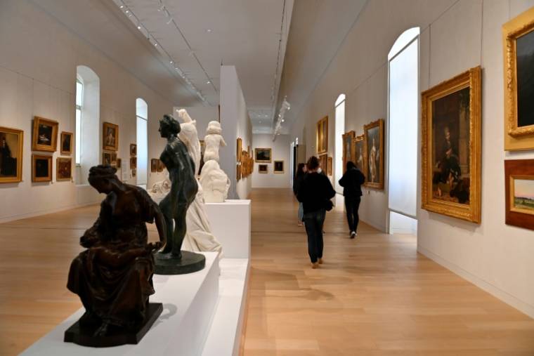 Une galerie de tableaux et sculptures à la bibliothèque-musée Inguimbertine, dans l'ancien hôtel-Dieu de Carpentras, le 19 avril 2024 dans le Vaucluse ( AFP / Sylvain THOMAS )