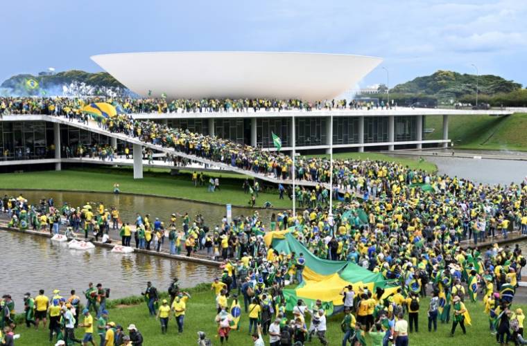 Manifestation de partisans de l'ex-président brésilien Jair Bolsonaro à Brasilia, le 8 janvier 2023 ( AFP / EVARISTO SA )