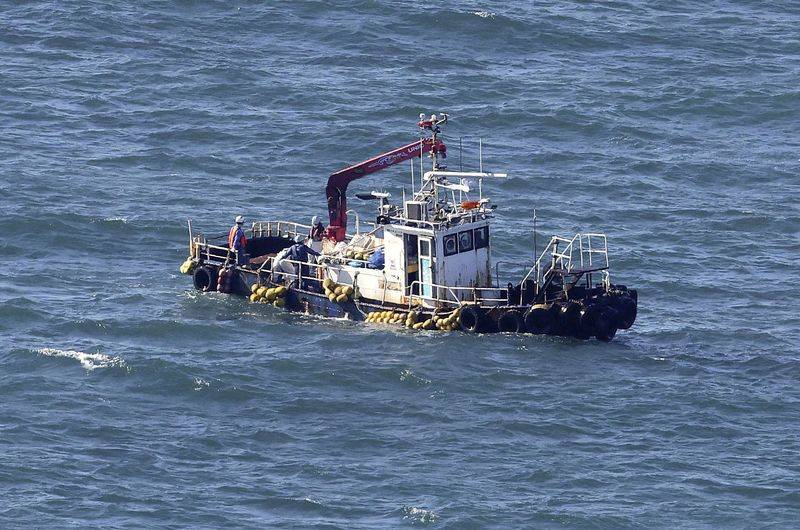 Photo d'archives d'un bateau collectant de l'eau de mer pour surveiller les matières radioactives à Okuma, préfecture de Fukushima, au Japon