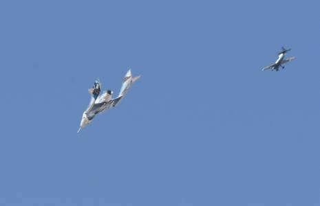 L'avion spatial Virgin Galactic SpaceShipTwo Unity et le vaisseau mère se séparent, au-dessus du Nouveau-Mexique, aux Etats-Unis, le 11 juillet 2021 ( AFP / Patrick T. FALLON )