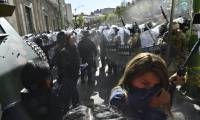 Des gaz lacrymogènes tirés par des militaires devant le palais Quemado, sur la Plaza de Armas à La Paz, le 26 juin 2024 ( AFP / AIZAR RALDES )