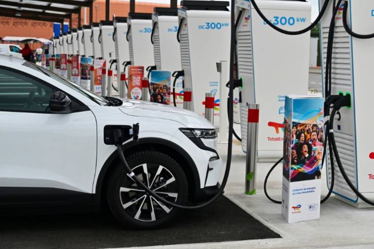 La France va accentuer son virage vers la voiture électrique au cours des trois prochaines années, avec un objectif de 800.000 ventes dès 2027 ( AFP / MIGUEL MEDINA )