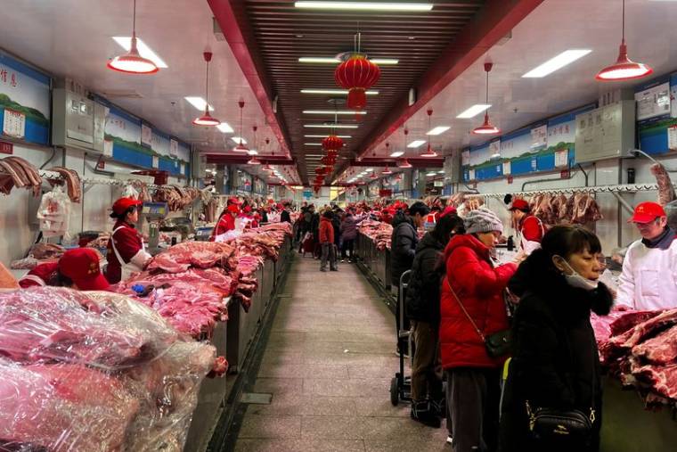 Des vendeurs de porc au marché de gros de Xinfadi, Beijing, en Chine