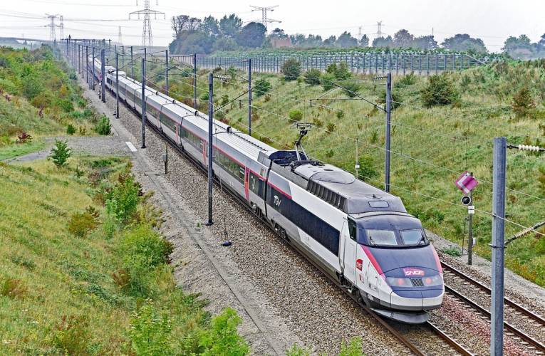 Le trajet en TGV le moins cher au kilomètre est celui entre Bordeaux et Tarbes. (illustration) (HPGRUESEN / PIXABAY)