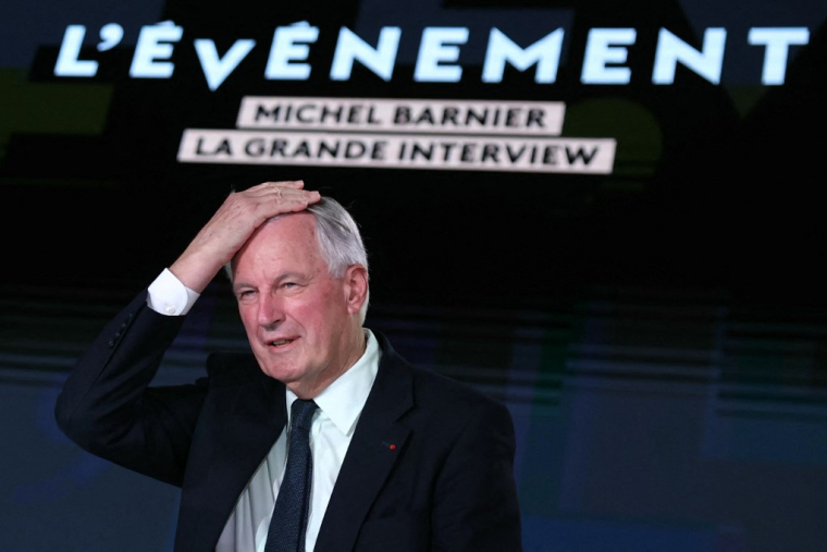 Michel Barnier sur France 2, à Aubervilliers, le 3 octobre 2024. (AFP / THOMAS SAMSON)