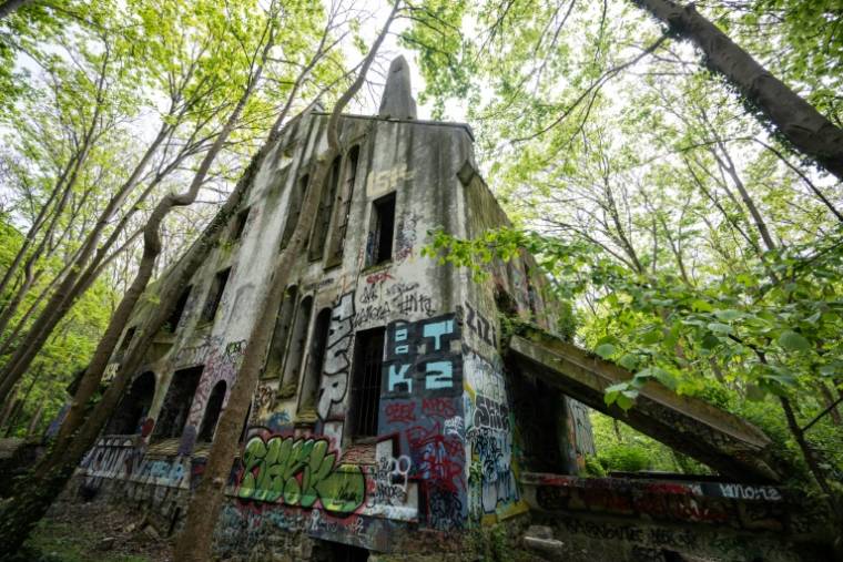 Les ruines de la "Villa Sapène" recouvertes de graffitis, réquisitionnée par les nazis et transformée en maison close pendant la Seconde Guerre mondiale, le 24 avril 2024 au Mesnil-le-Roi, dans les Yvelines ( AFP / MIGUEL MEDINA )