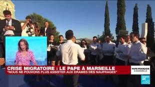 "Les migrants qui risquent de se noyer doivent être secourus", insiste le pape à Marseille