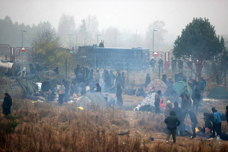 Des migrants cherchant à entrer en Pologne près du camp de Bruzgi-Kuznica, le 17 novembre 2021. ( BELTA / Leonid SHCHEGLOV )