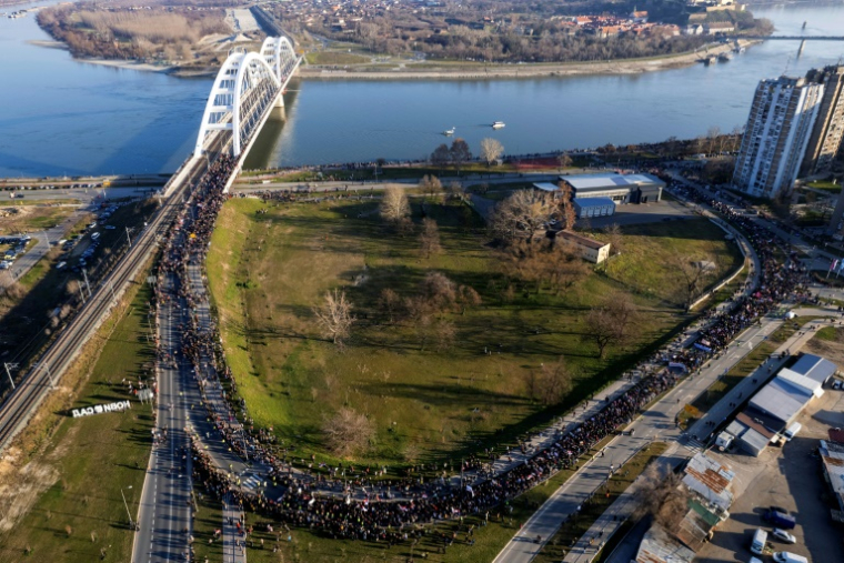 Des dizaines de  milliers d'étudiants manifestent à Novi Sad, en Serbie, pour marquer les trois mois de l'effondrement meurtrier du toit d'une gare de la ville, qui a déclenché un mouvement national de contestation contre les autorités, le 1er février 2025 ( AFP / Nenad MIHAJLOVIC )