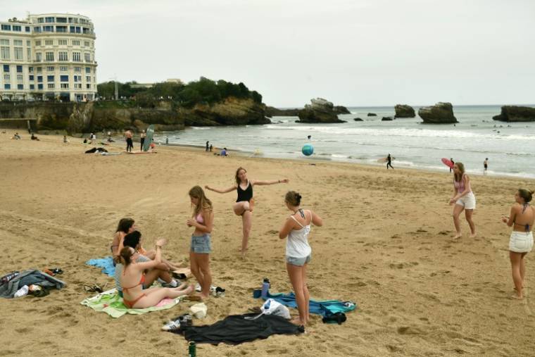 Des jeunes jouent au foot sur La Grande Plage de Biarritz, le 6 mars 2024  ( AFP / GAIZKA IROZ )