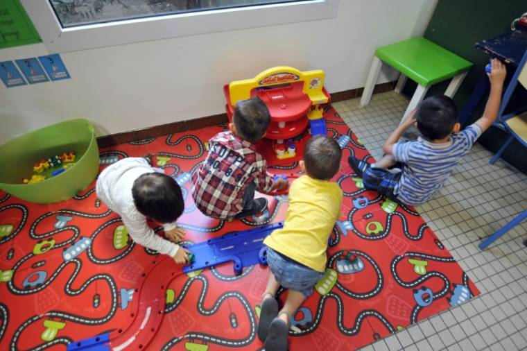 Une proposition de loi veut interdire d’exposer les enfants aux écrans dans les crèches comme chez les assistantes maternelles ( AFP / FRANK PERRY )