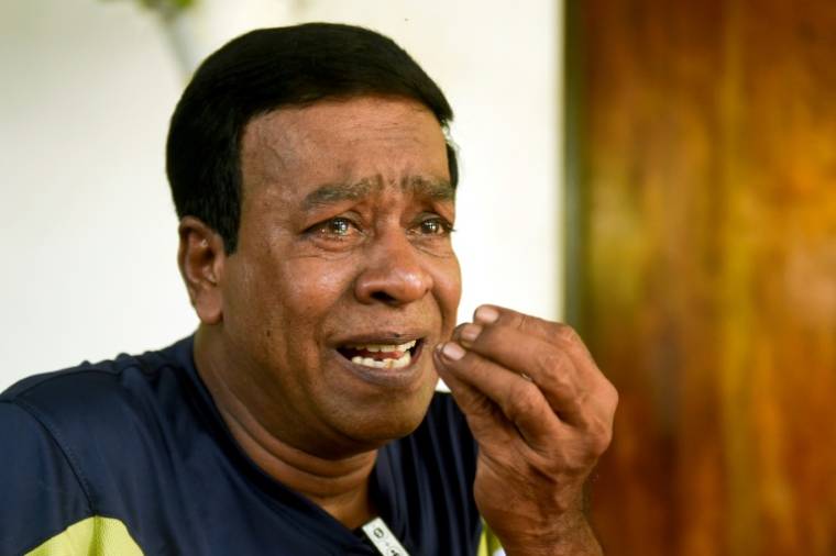 Saman Sirimanna, qui a perdu ses deux enfants dans l'attaque en avril 2019 de l'église Saint-Antoine, pleure pendant un entretien avec l'AFP chez lui, le 16 avril 2024 près de Colombo, au Sri Lanka ( AFP / - )