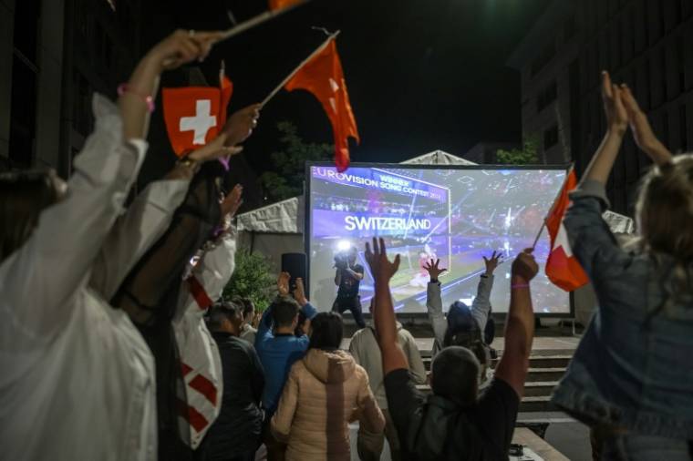 Des supporters laissent éclater leur joie dans le nord-ouest de la Suisse à Bienne, ville natale de l'artiste Némo qui a remporté l'Eurovision, le 12 mai 2024 ( AFP / Fabrice COFFRINI )
