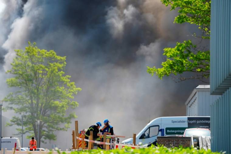 Les pompiers tentent d'éteindre l'incendie qui s'est déclaré au siège du géant pharmaceutique danois Novo Nordisk près de Copenhague, au Danemark, le 22 mai 2024 ( Ritzau Scanpix / Liselotte Sabroe )