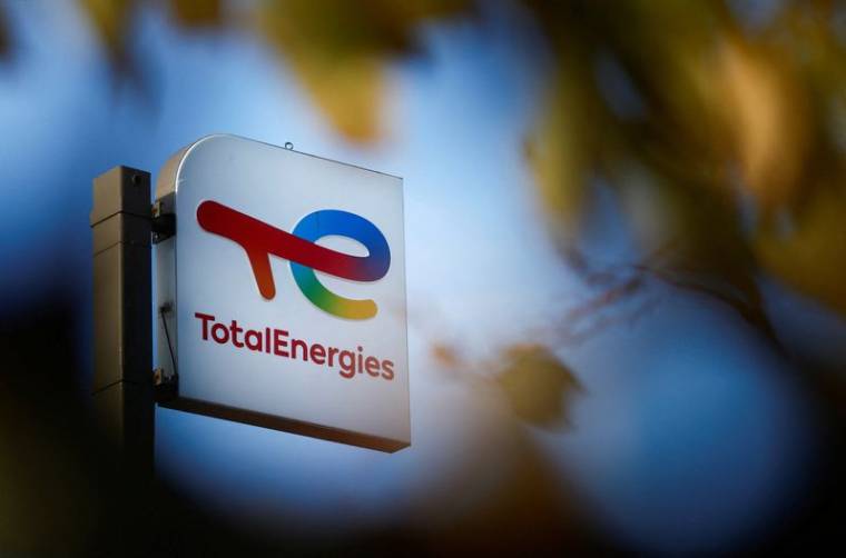 Un panneau avec le logo de TotalEnergies à Bouguenais en France