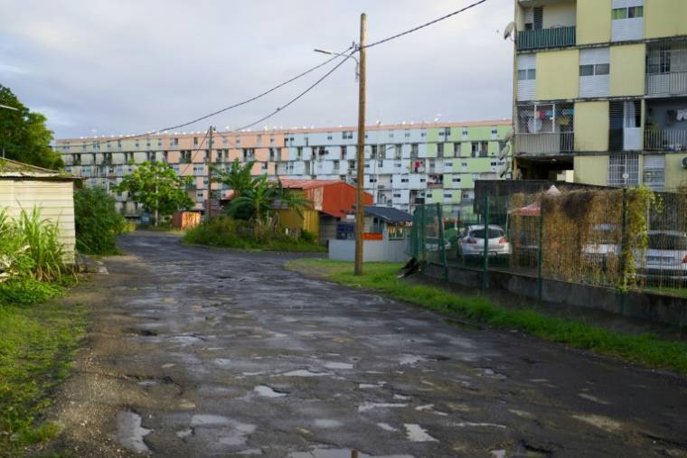 Une rue de Mortenol, dans la banlieue de Pointe-à-Pitre, en Guadeloupe, le 13 avril 2024 ( AFP / Cedrick-Isham CALVADOS )