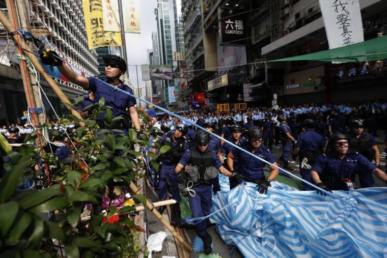 LA POLICE ÉVACUE UN CAMPEMENT DE MANIFESTANTS Ä HONG KONG