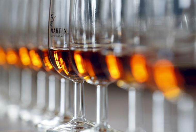 Des verres de cognac sont exposés au siège de Remy Martin à Cognac