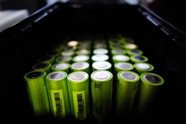 Des piles au lithium. ( AFP / OLIVIER CHASSIGNOLE )