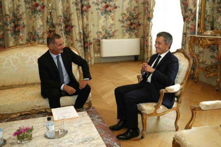 Le ministre de l'Intérieur Gérald Darmanin (d) et le président autonomiste de l'exécutif Gilles Simeoni, le 13 septembre 2023 à Ajaccio, en Corse ( AFP / Pascal POCHARD-CASABIANCA )
