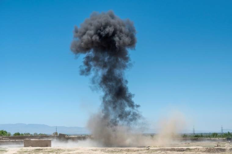 Des démineurs du Halo Trust font exploser une mine antichar près du le village de Qach Qala, dans la province de Ghazni, le 14 mai 2024 en Afghanistan ( AFP / Wakil KOHSAR )