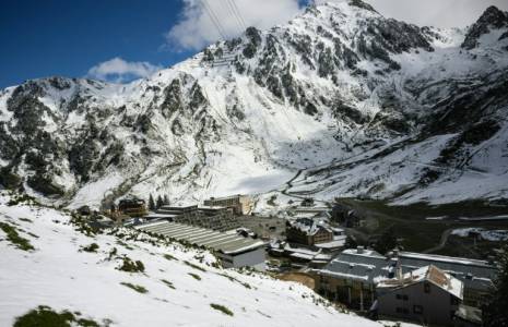 La station de ski du Grand Tourmalet dans les Hautes-Pyrénées, le 2 mai 2024, ou Emmanuel Macron emmènera mardi le président chinois Xi Jinping ( AFP / Lionel BONAVENTURE )