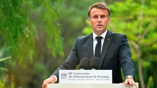 Le président Emmanuel Macron s'exprime lors de la cérémonie pour le 80e anniversaire du débarquement en Provence, le 15 août 2024 à la nécropole de Boulouris, dans le Var ( POOL / Christophe SIMON )