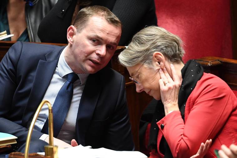 Le ministre du Travail Olivier Dussopt et la Première ministre Elisabeth Borne, à l'Assemblée nationale le 28 mars 2023 ( AFP / Bertrand GUAY  )