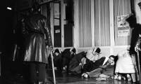 Des manifestants algériens arrêtés à Puteaux, à l'ouest de Paris, le 17 octobre 1961, pendant un rassemblement pacifique réprimé dans le sang, attendant, les mains sur la tête, d'être interrogés  ( AFP / Fernand PARIZOT )