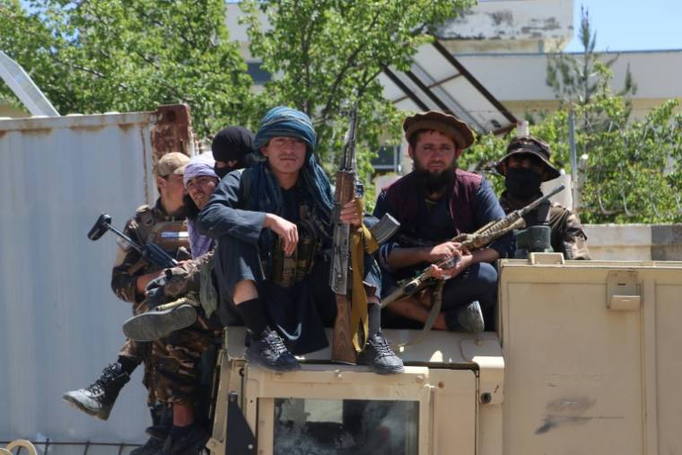 Des talibans sur un véhicule blindé dans la province du Badakhshan, dans le nord-est de l'Afghanistan, le 6 mai 2024 ( AFP / OMER ABRAR )