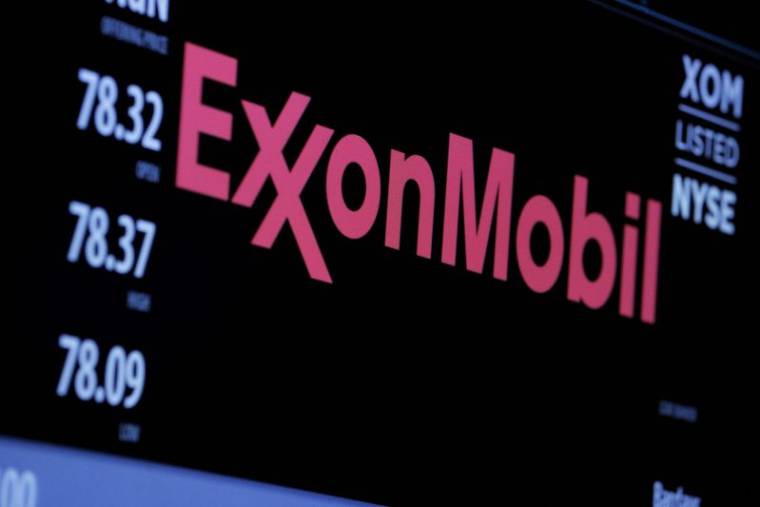 Le logo d'Exxon Mobil sur un écran de la Bourse de New York