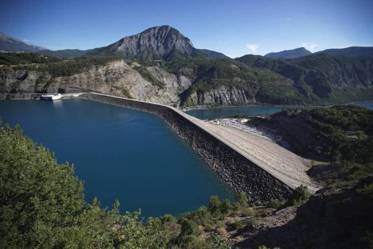 Le barrage du lac de Serre-Ponçon, dans les Hautes-Alpes (illustration) ( AFP / JOEL SAGET )