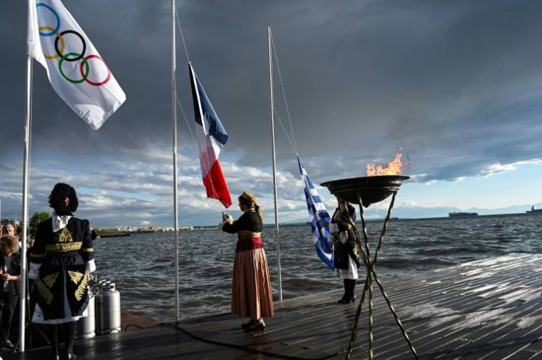 Le chaudron de la flamme olympique sur le front de mer de Thessalonique, le 21 avril 2024 en Grèce ( AFP / Sakis MITROLIDIS )