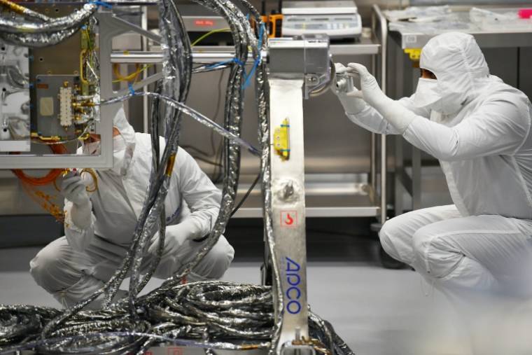 Des techiciens travaillent sur le rover Rosalind Franklin de la mission ExoMars, le 7 février 2019 à Stenevage, en Angleterre ( AFP / BEN STANSALL )