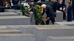 Le président français Emmanuel Macron et le président allemand Frank-Walter Steinmeier en visite au mémorial de l'Holocauste à Berlin, le 27 mai 2024 ( AFP / Odd ANDERSEN )
