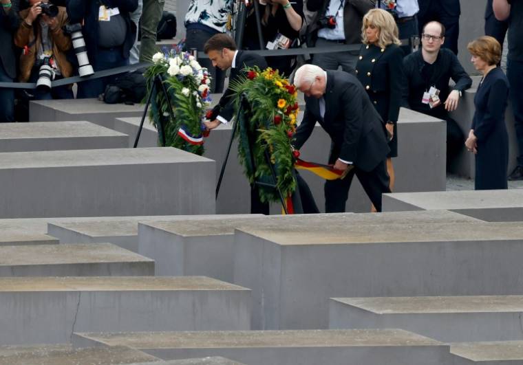 Le président français Emmanuel Macron et le président allemand Frank-Walter Steinmeier en visite au mémorial de l'Holocauste à Berlin, le 27 mai 2024 ( AFP / Odd ANDERSEN )