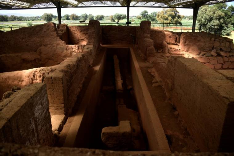 L'intérieur du sanctuaire tartessien de Cancho Roano, découvert en 1978, dans la région de l'Estrémadure, le 17 avril 2024 à Zalamea de la Serena, en Espagne ( AFP / CRISTINA QUICLER )