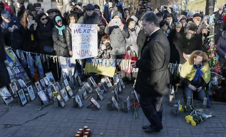 RPT-LE PRÉSIDENT UKRAINIEN CHAHUTÉ LORS D'UNE CÉRÉMONIE À KIEV À LA MÉMOIRE DES VICTIMES D'"EUROMAÏDAN"